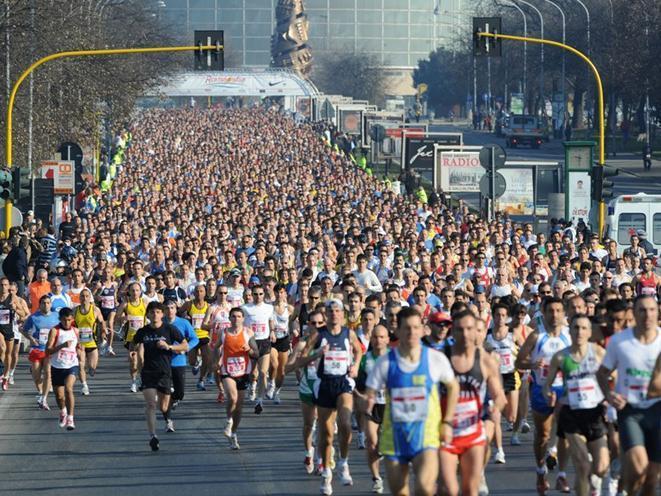 Photo of many people in a marathon